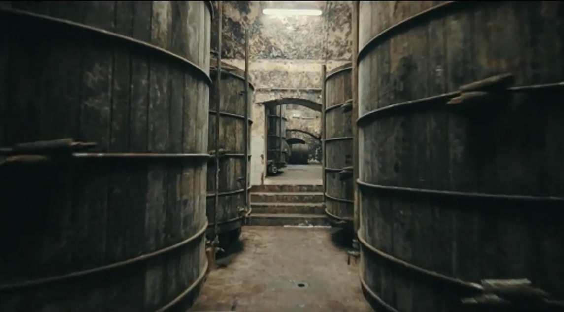 destylarnia, beczki- z surówką whisky 